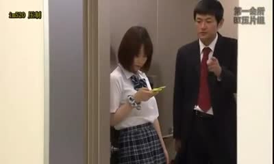 Japanese girl get stuck in an elevator